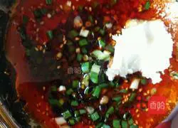 Illustration of how to make spicy hand-cooked noodles 6