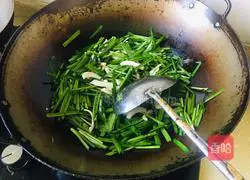 Illustration of how to make fried squid shreds with leeks 6