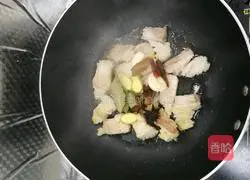 Illustration of how to make braised pork with potatoes 5