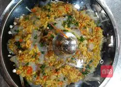 Illustration of how to make pan-fried golden garlic shrimp 12