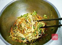 Illustration of how to make three shredded cold dishes 5