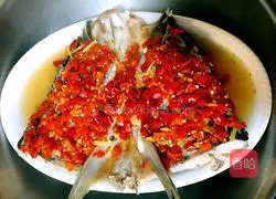 Illustration of how to make fish head with chopped pepper 6