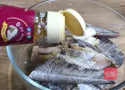 Illustration of how to make fried hairtail with garlic 2