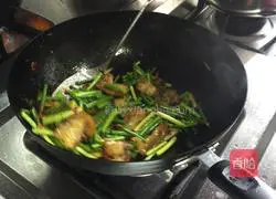 Illustration of the recipe of twice-cooked pork with garlic sprouts 11