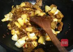 Illustration of how to stir-fry twice-cooked pork with onions 8