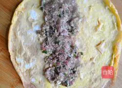 Illustration of how to make egg meat rolls 8