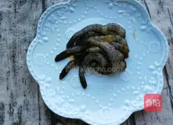 Illustration of how to wrap shrimps in wonton skins 8