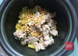 Bitter melon, pickled cabbage and pork ribs soup recipe 5