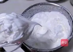 Illustration of how to make red yeast cream cake roll 6