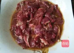 Illustration of how to make fried beef with onions 3
