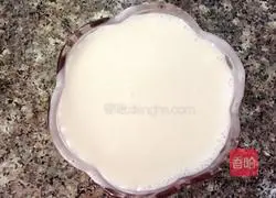 Illustration of how to make colorful yogurt mousse 4