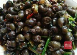 Illustration of how to stir-fry river snails with perilla 3