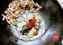 Illustration of how to make fish-flavored shredded pork with garlic moss 8