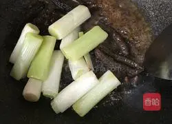 Illustration of how to cook sea cucumber with green onions 17