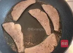 Illustration of how to make pan-fried black pepper salmon/macaroni salad 6