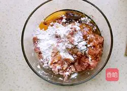 Illustration of how to make white radish with meat filling 1