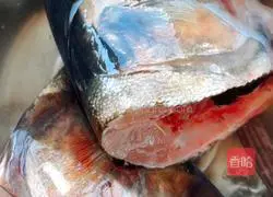 Illustration of how to make fish head cakes 1