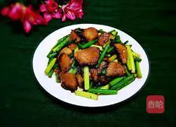 Illustration of how to stir-fry bacon with garlic sprouts 14