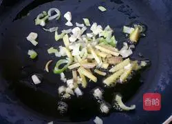 Illustration of home-style braised small crucian carp 3