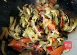 Illustration of how to stir-fry tomatoes with shredded eggplant 8
