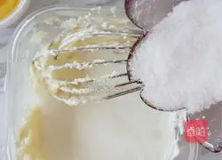 Illustration of how to make cherry blossom gradient mousse 4