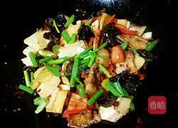 Illustration of how to make fresh bamboo shoots, fungus and twice-cooked pork 14