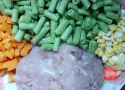 Illustration of how to make stir-fried pork mince with three dices 1