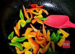 Illustration of how to stir-fry shrimps with colored peppers 18