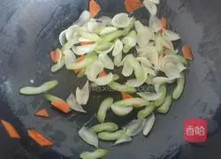 Illustration of how to stir-fry celery and lily 4