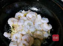 Illustration of how to stir-fry shrimps with colored peppers 11