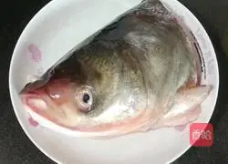 Illustration of how to make steamed fish head with chopped pepper 1