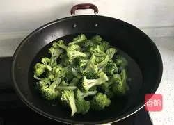 # Northeast# Stir-fried shrimps with broccoli illustration 4