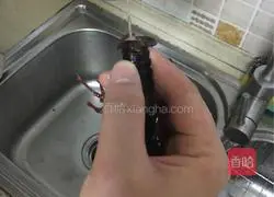 Illustration of how to handle crayfish 3