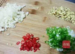 Illustration of how to make scallion oil and sea melon seeds 3