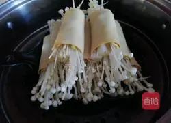 Illustration of making enoki mushroom tofu rolls 10