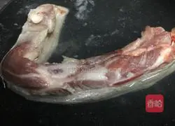 Illustration of how to make twice-cooked pork with garlic sprouts 2