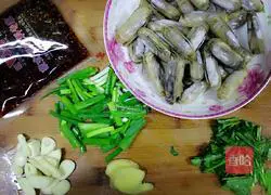 Illustration of how to make spicy stir-fried razor clams 1