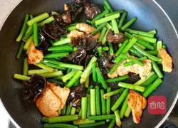 Illustration of how to make stir-fried meat with garlic sprouts and fungus 5