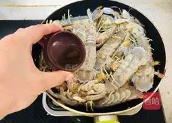 Illustration of how to make garlic shrimp 6