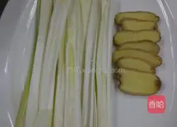 Illustration of how to cook sea cucumber with green onions 1