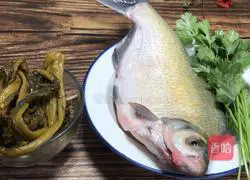 Illustration of how to cook Wuchang fish stewed with pickled cabbage 1