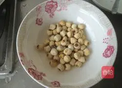 Illustration of how to make mung bean, tremella and lotus seed soup 2