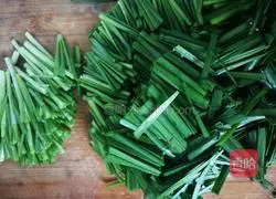 Illustration of how to make stir-fried leeks and shrimps 6