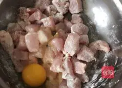 Illustration of how to make pot-wrapped pork for children 4