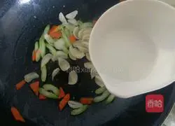 Illustration of how to stir-fry celery and lilies 6