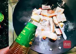 Illustration of how to cook salted fish and roast peanuts 6