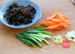 Illustration of how to make carrots, fungus and chicken slices 3