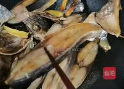 Illustration of how to make fried dried pomfret 4