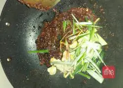 Illustration of how to make improved fish-flavored shredded pork 2