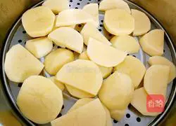 Illustration of making mashed potato and shrimp balls 3